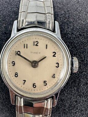 Vintage Timex Watch Women Manual Wing Stretch Expansion Band Cream Dial 24MM